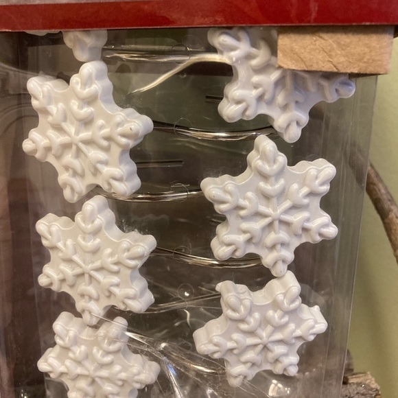 NEW!  HOLLY HOMES CHRISTMAS GINGERBREAD SHOWER CURTAIN W/ RESIN SNOWFLAKE HOOKS - Picture 3 of 10